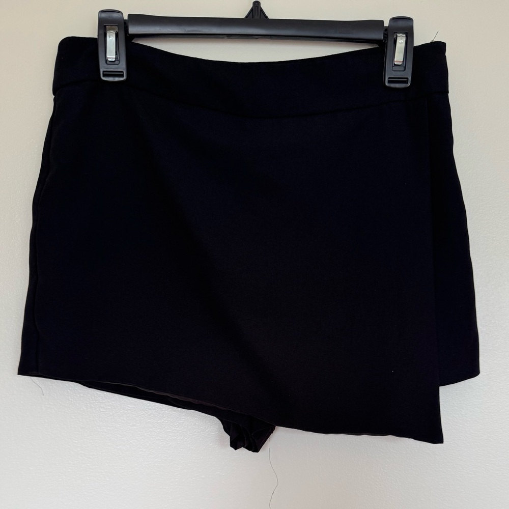Forever 21 Contemporary Black Skort Size Large EUC